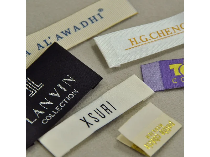 étiquettes vêtements présenté comme exemple de fabrication d étiquette textile avec étiquette en tissu imprimée et étiquette d entretien